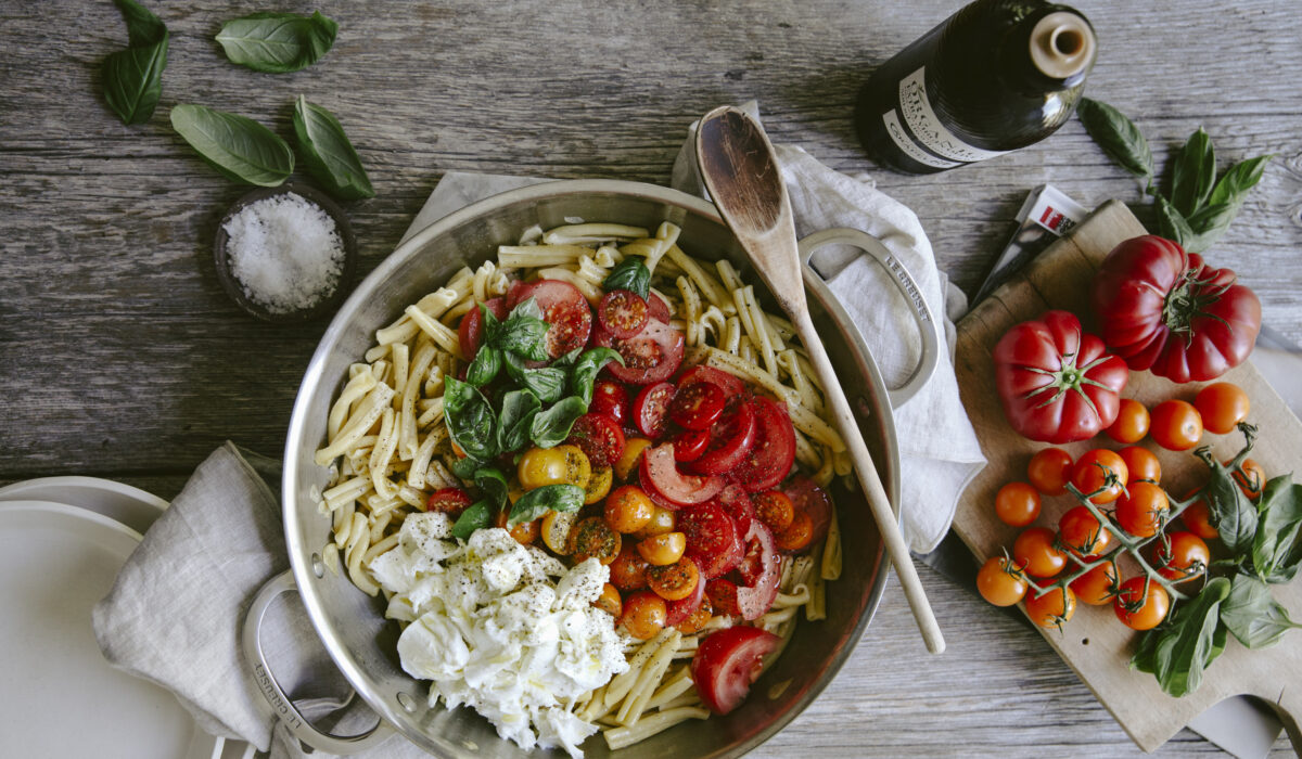 Plat de pâtes fraiches aux tomates prêtes à servir