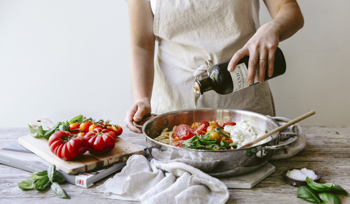Préparation des pâtes aux tomates fraiches
