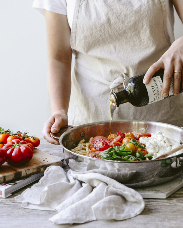 Préparation des pâtes aux tomates fraiches