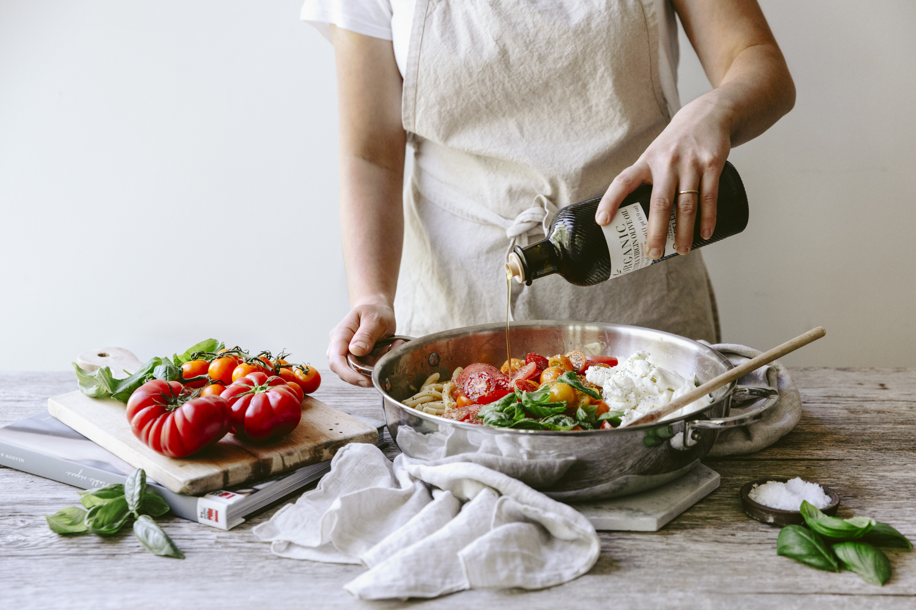 Préparation des pâtes aux tomates fraiches