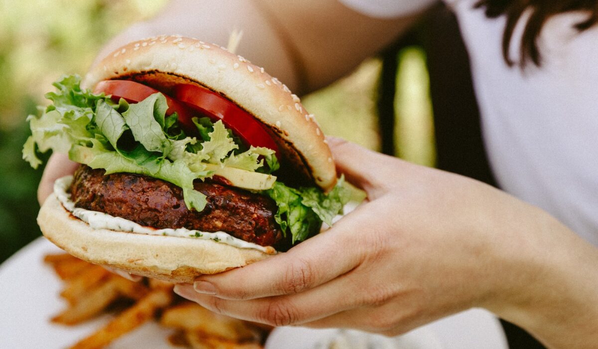 Burger végétarien aux haricots noirs sur l'assiette pret a déguster