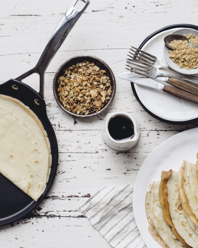 Crêpes fines dans la poêle