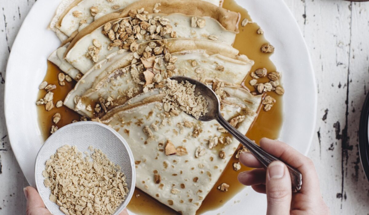 Crêpes fines servies sur une assiette