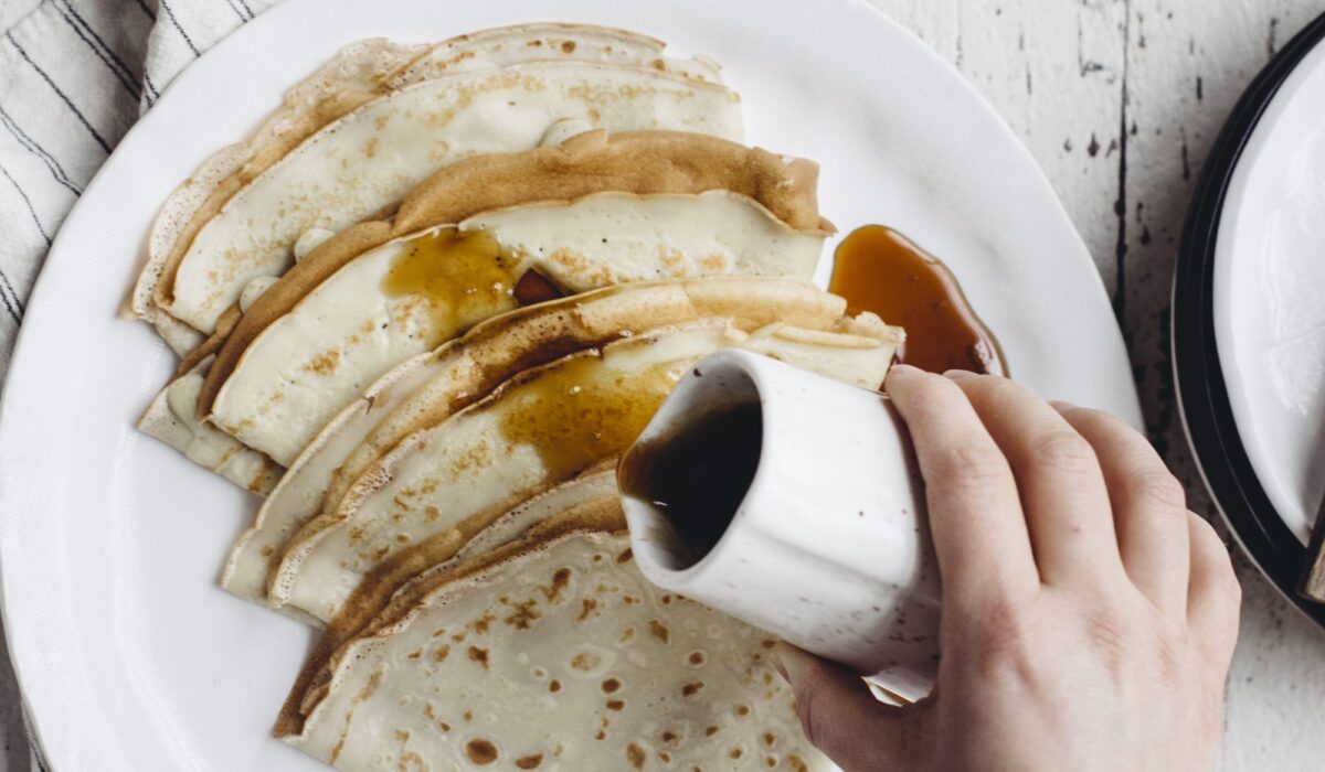 Crêpes fines servies avec du sirop
