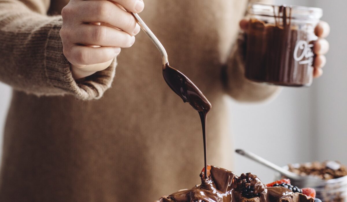 Gaufres au chocolat avec un filet de sauce au chocolat
