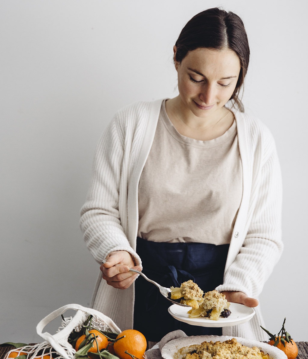 Julie Zyromski servant un plat