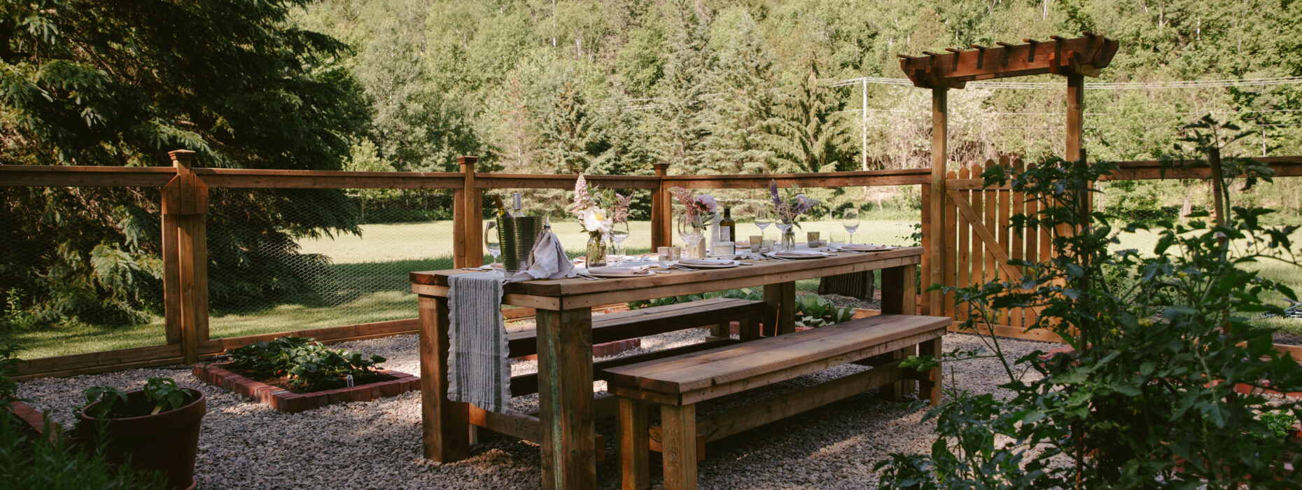 Une table extérieure magnifique pour recevoir en temps de pandémie