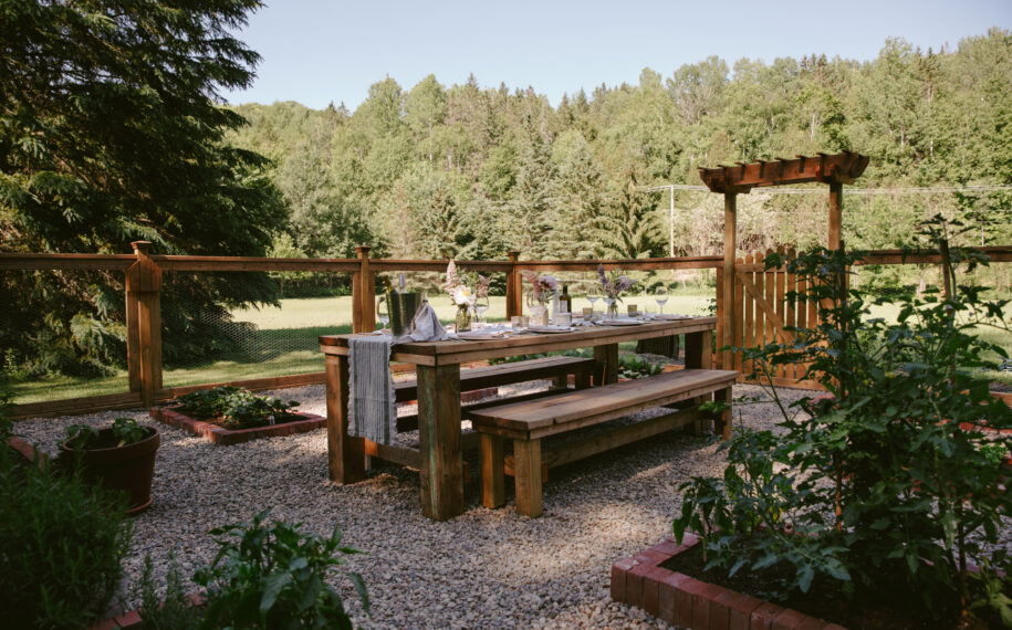 Une table extérieure magnifique pour recevoir en temps de pandémie