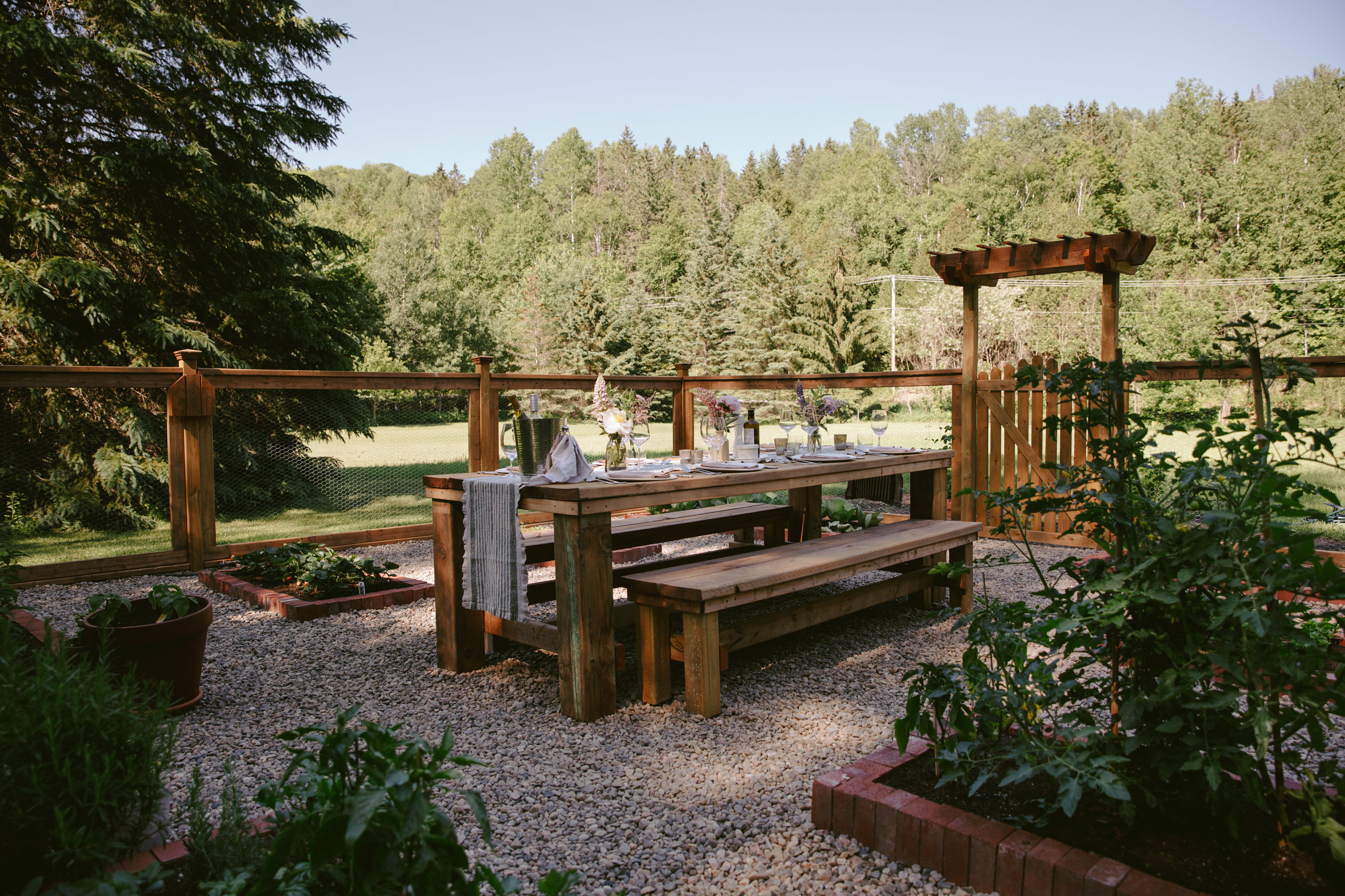 Une magnifique tablée champêtre pour recevoir en temps de pandémie
