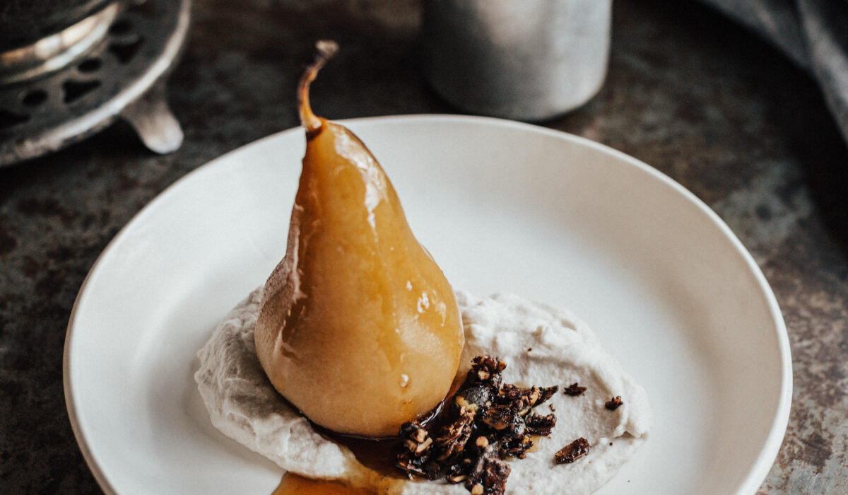 Poires pochées au thé chaï