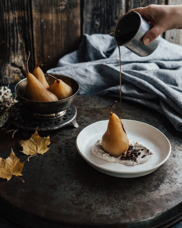 Poires pochées au thé chaï